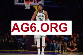 一场伤俩！布克右脚踝严重扭伤 被队友搀扶回了更衣室！